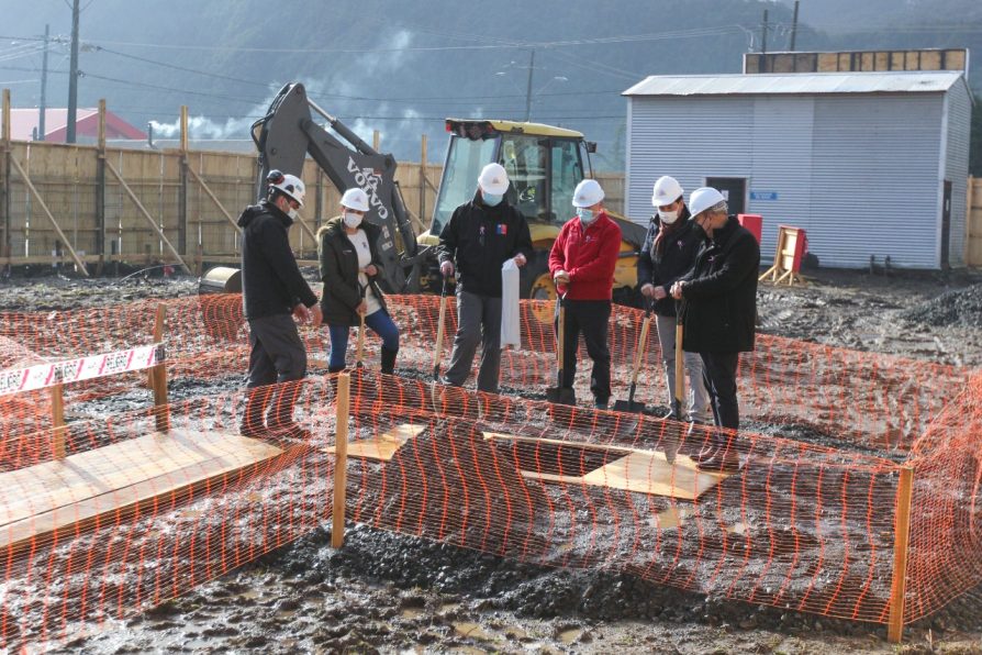 Comunidad y autoridades realizan primera piedra del Hospital de Chaitén