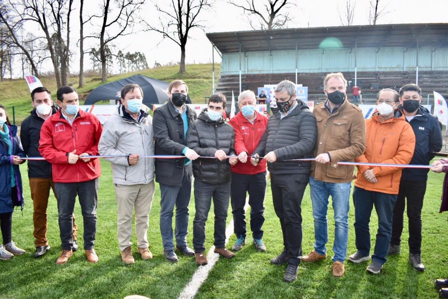 Comunidad de Riachuelo celebra inauguración de nueva cancha de pasto sintético en Río Negro