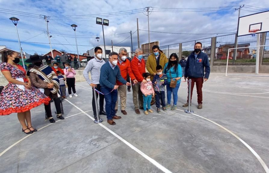 Autoridades inauguran multicancha Gabriela Mistral en Chonchi