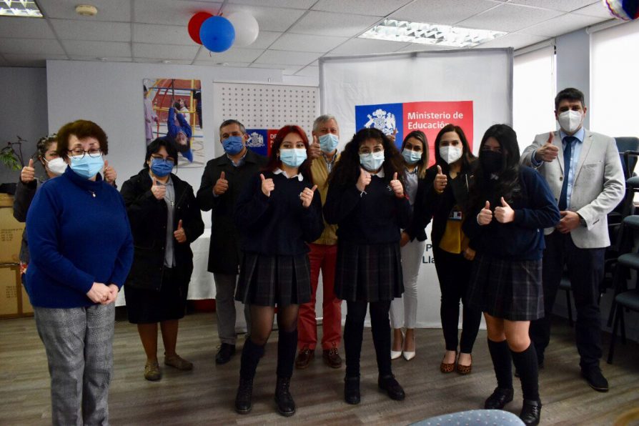 Tres estudiantes de Puerto Montt figuran entre ganadores de concurso nacional de microcuentos en inglés