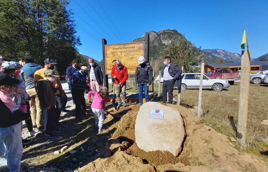 DIRECCIÓN DE VIALIDAD DEL MOP Y EL GORE PONEN PRIMERA PIEDRA JUNTO A LA COMUNIDAD DE PALENA Y FUTALEUFÚ POR EL MEJORAMIENTO DE LA RUTA 235-CH, SECTOR VILLA SANTA LUCÍA Y PUERTO RAMÍREZ