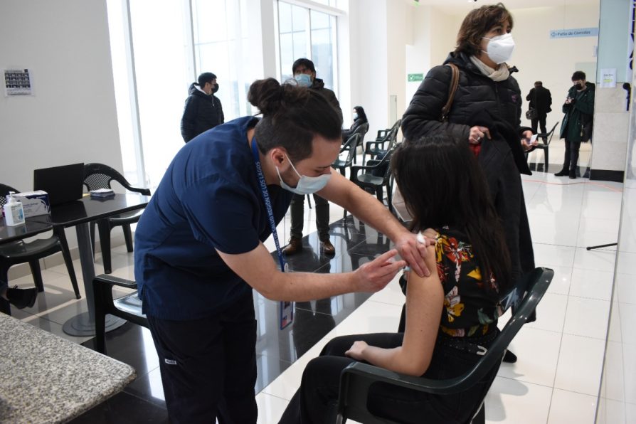 AUTORIDADES LLAMARON A RECIBIR LA DOSIS DE REFUERZO COVID 19