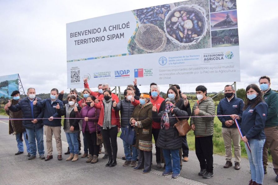 INDAP inaugura junto a Ministra de Agricultura letrero caminero que da la bienvenida al territorio SIPAM Chiloé