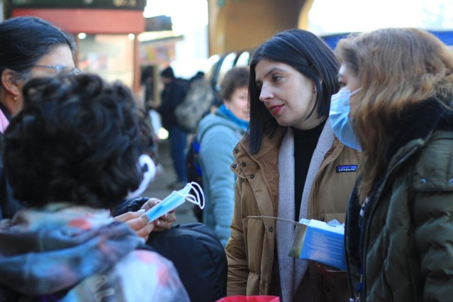 Autoridades entregaron mascarillas en terminal de buses de Castro por Campaña Invierno 2023