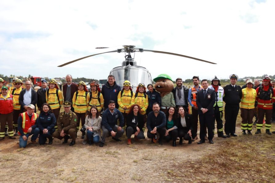 Gobierno destina $1.900 millones y tres helicópteros para combate de incendios en la región