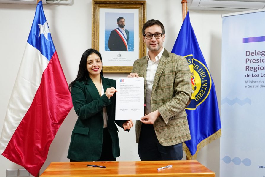 Firma de convenio con Suralis permitirá reducir deudas de agua de familias de Los Lagos