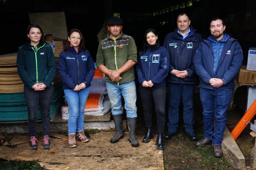 Gobierno entrega ayuda a afectado por emergencia agrícola en Palena