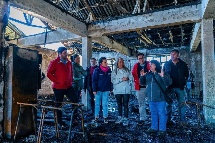 Gobierno informa acciones realizadas tras incendio que afectó a Liceo Hornopirén
