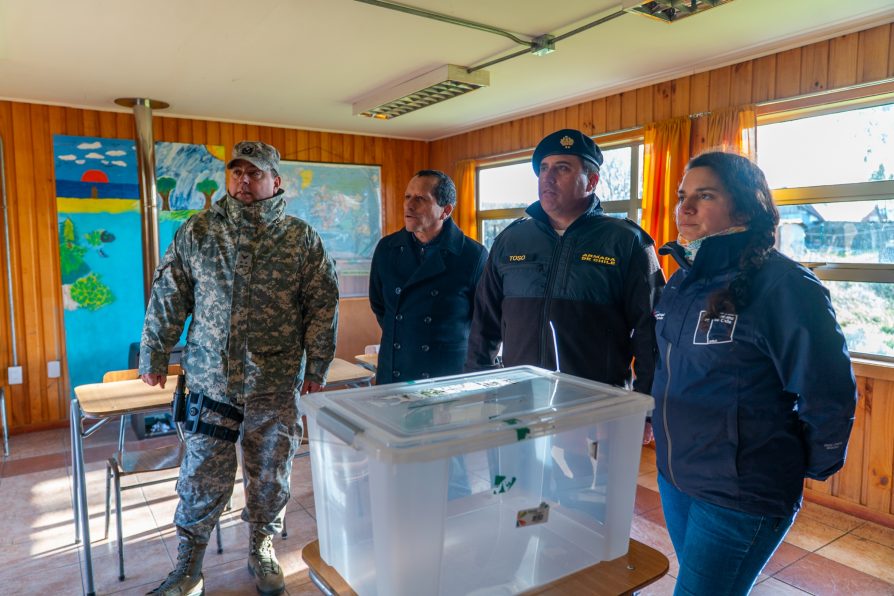 Autoridades inspeccionan locales de votación en islas de Quinchao previo a Primarias Presidenciales