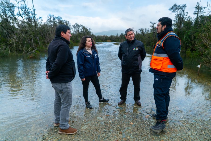 Coordinan en terreno respuesta ante emergencia por crecida de río en Fresia