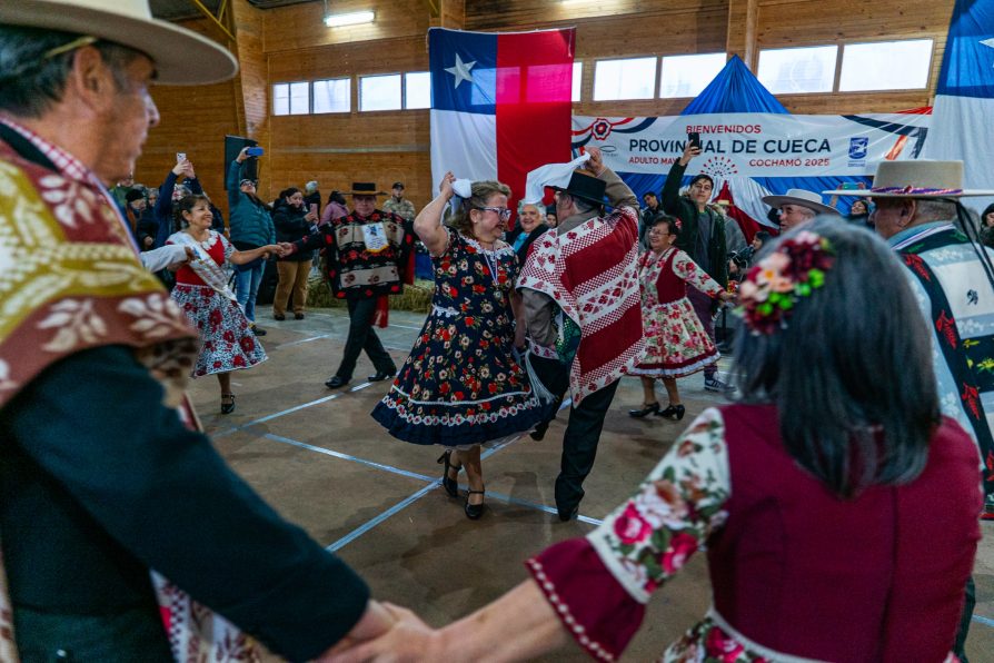 Delegada Presidencial encabezó fase provincial del Campeonato Nacional de Cueca del Adulto Mayor en Cochamó