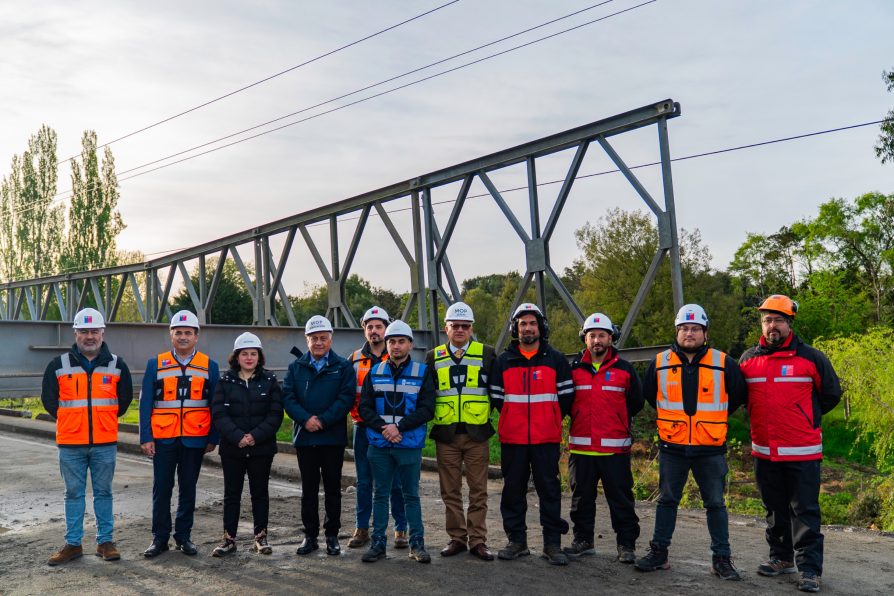 Más de 1.200 millones de pesos invierte MOP para recuperar el tránsito mediante puente mecano de emergencia en Colegual