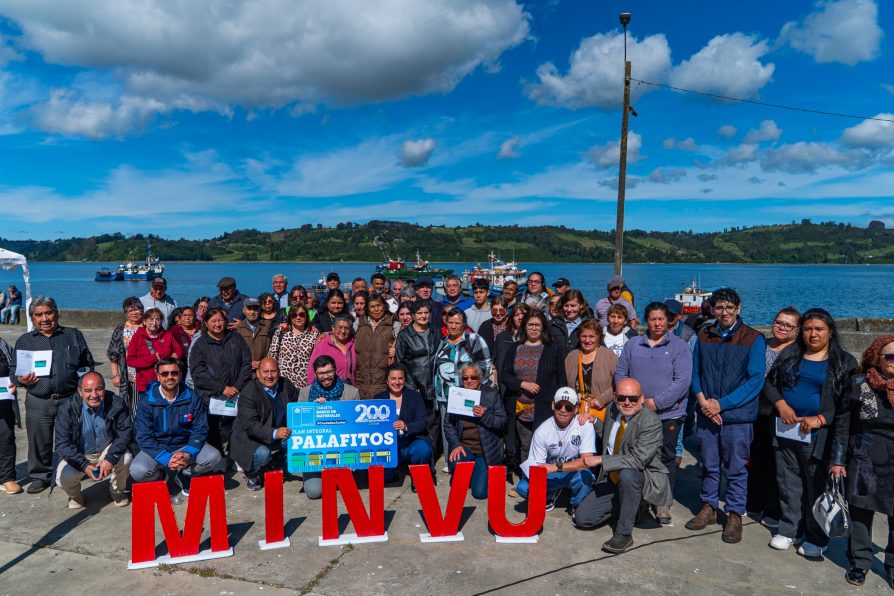 Entregan subsidios habitacionales para mejorar los tradicionales palafitos de Castro