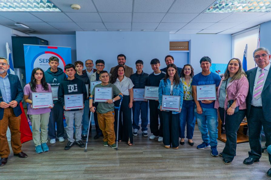 Autoridades regionales reconocen a estudiantes destacados por sus Trayectorias Educativas tras resultados PAES