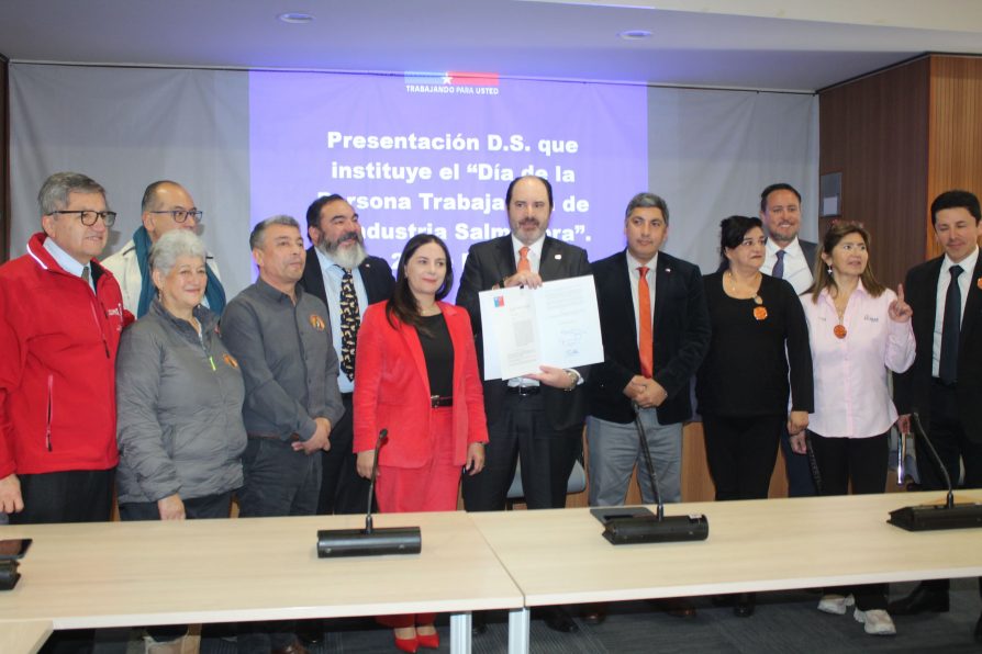 Delegado Presidencial Regional y Ministro del Trabajo compartieron con dirigentes de trabajadores salmoneros el decreto del Presidente Kast que consagra al 26 de mayo como su día nacional