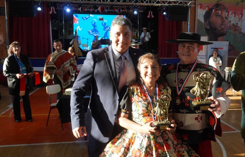 Pareja de Frutillar resultó ganadora en el XXVI Campeonato Regional de Cueca del Adulto Mayor